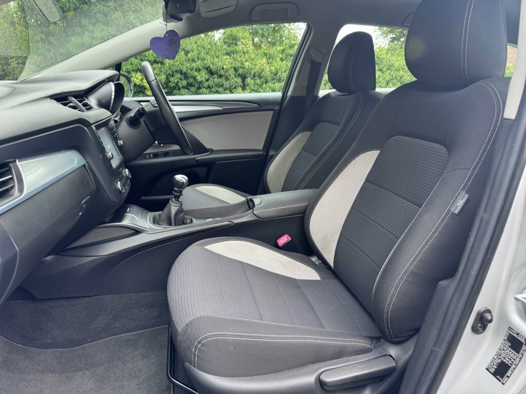 Toyota Avensis D-4d Active White #13