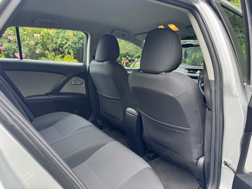 Toyota Avensis D-4d Active White #17