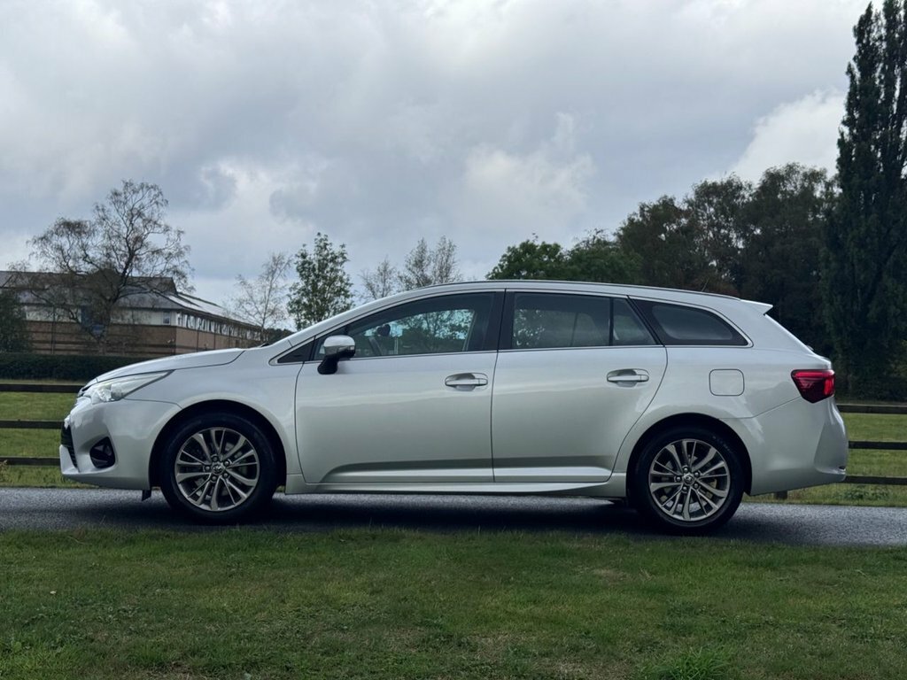 Toyota Avensis D-4d Active White #7