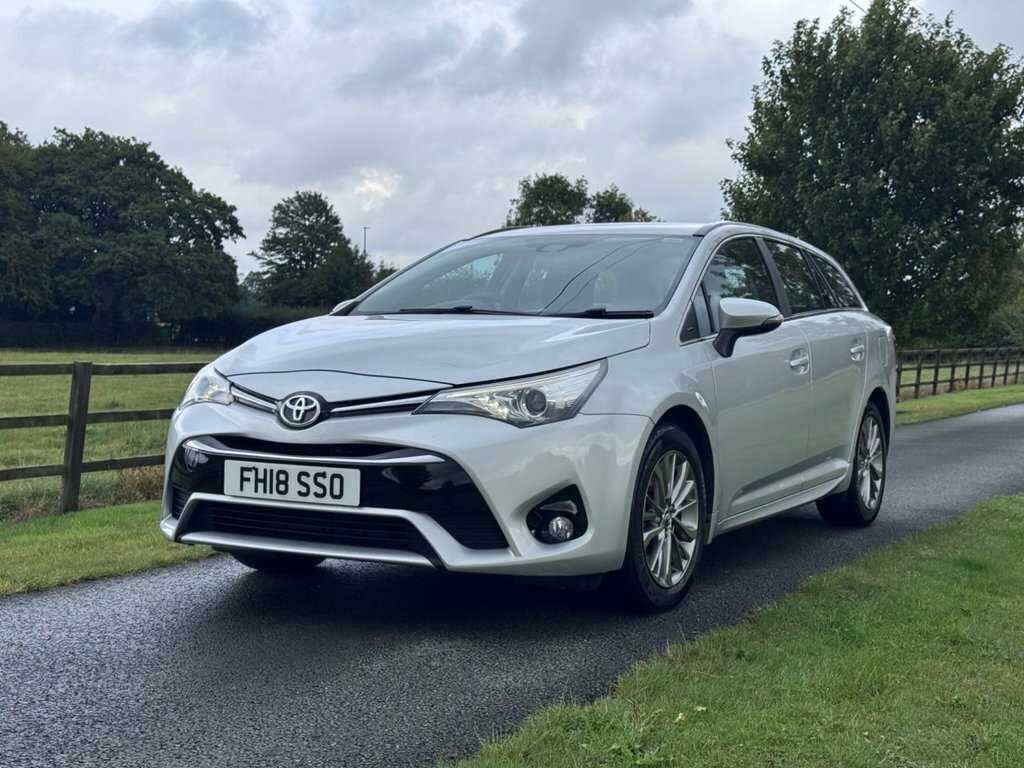 Toyota Avensis D-4d Active White #9