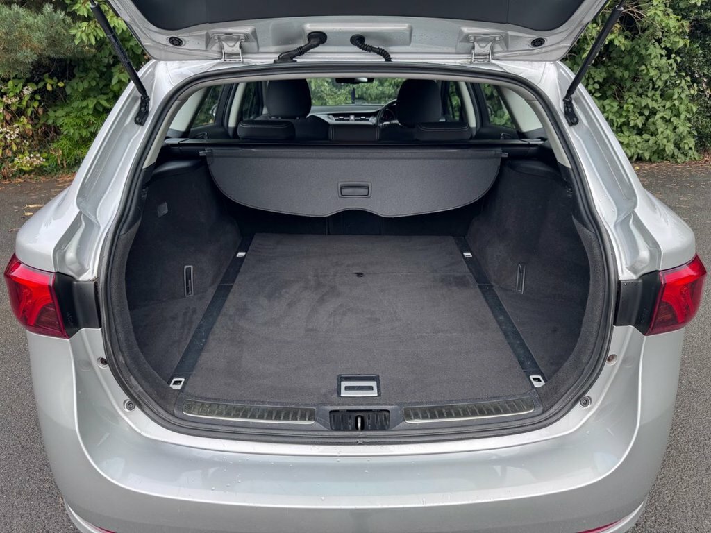 Toyota Avensis D-4d Active White #27
