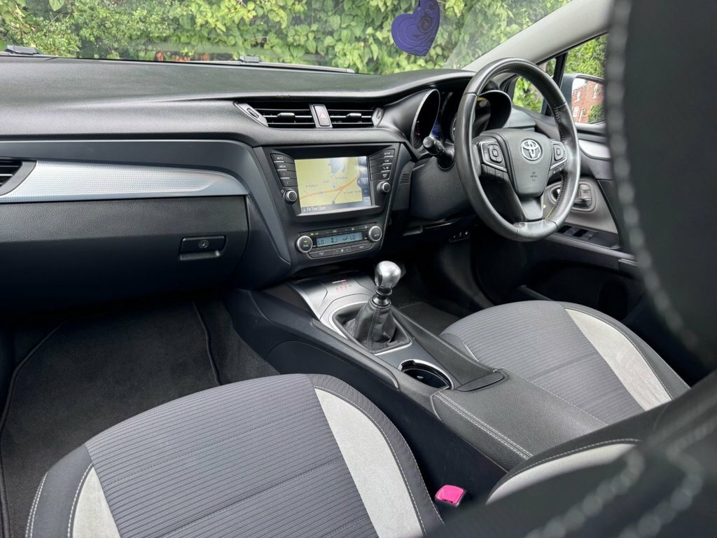 Toyota Avensis D-4d Active White #12