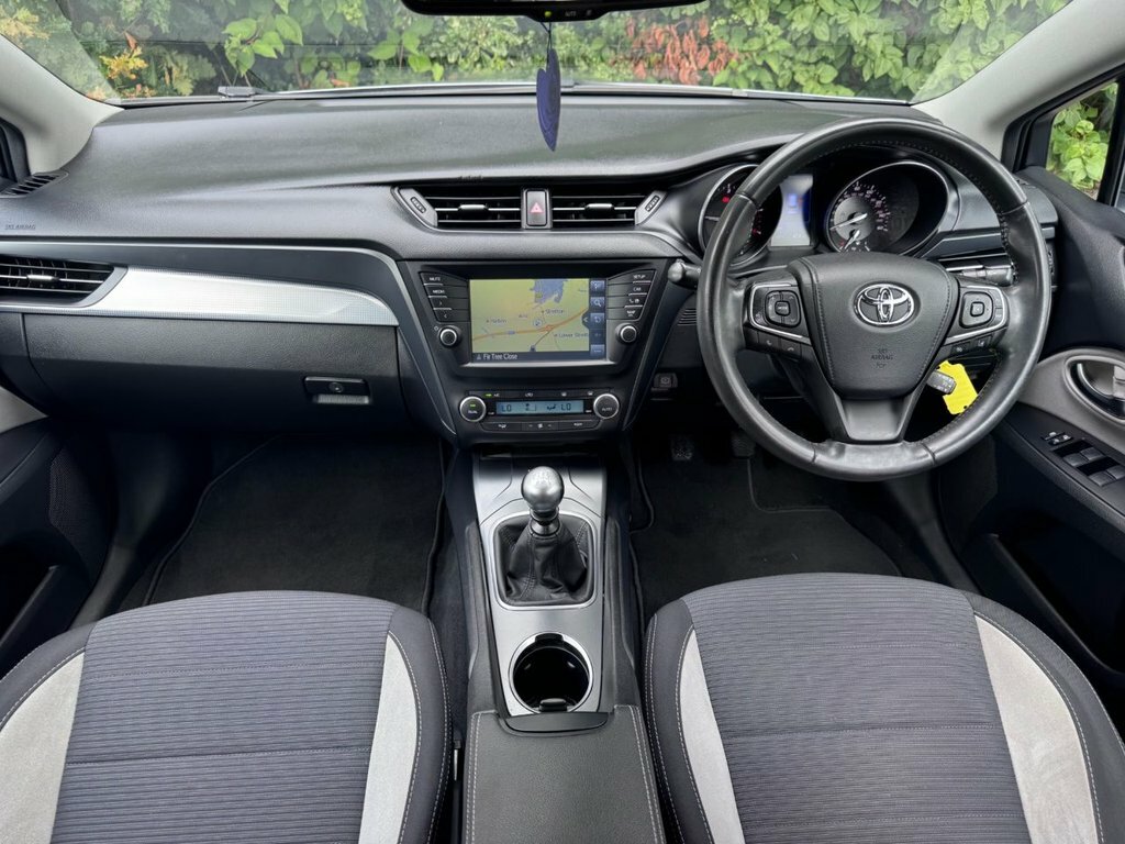 Toyota Avensis D-4d Active White #15
