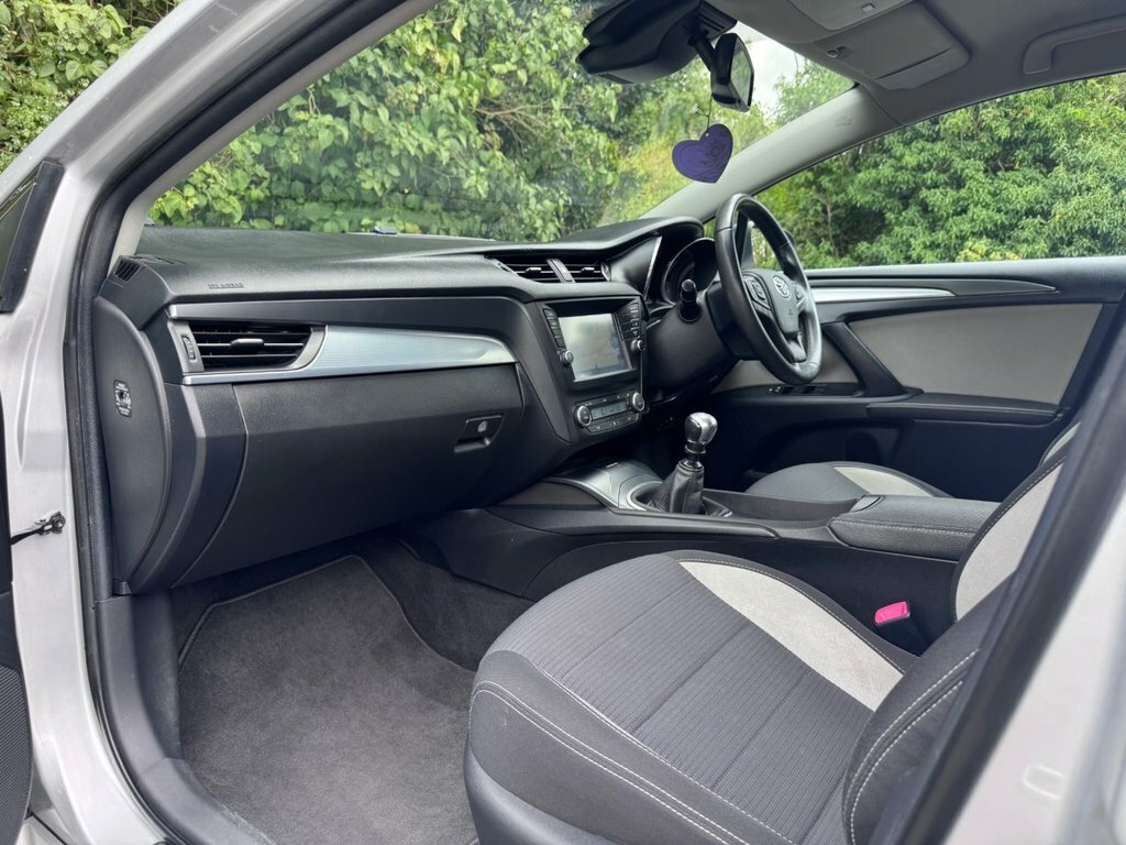 Toyota Avensis D-4d Active White #11