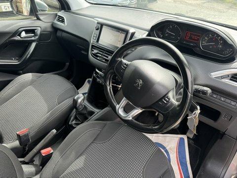 Peugeot 208 1.2 Puretech Tech Edition Black #2