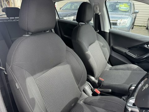 Peugeot 208 1.2 Puretech Tech Edition Black #3