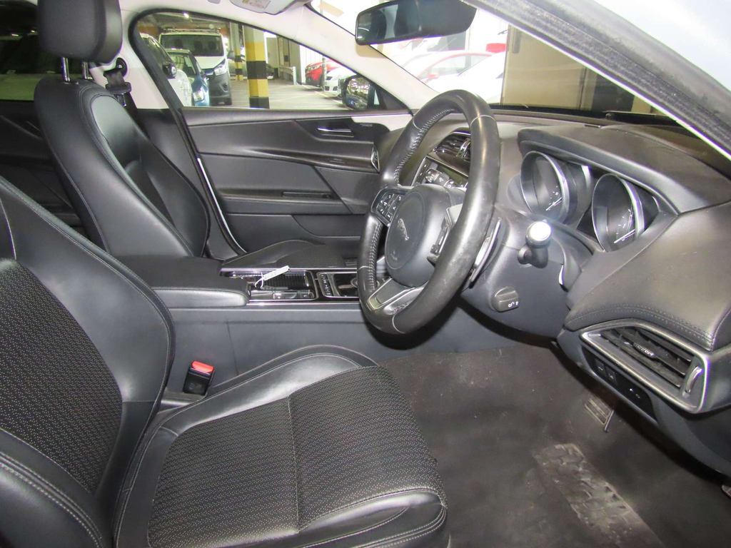 Jaguar XE Portfolio Saloon Euro 6 Ss Silver #2