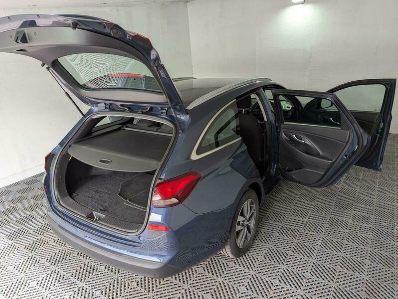 Hyundai I30 1.6 Crdi Premium 109 Bhp Red #43