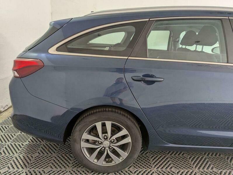 Hyundai I30 1.6 Crdi Premium 109 Bhp Red #9