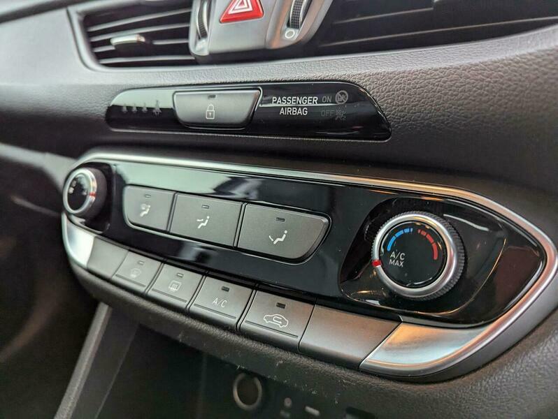 Hyundai I30 1.6 Crdi Premium 109 Bhp Red #19