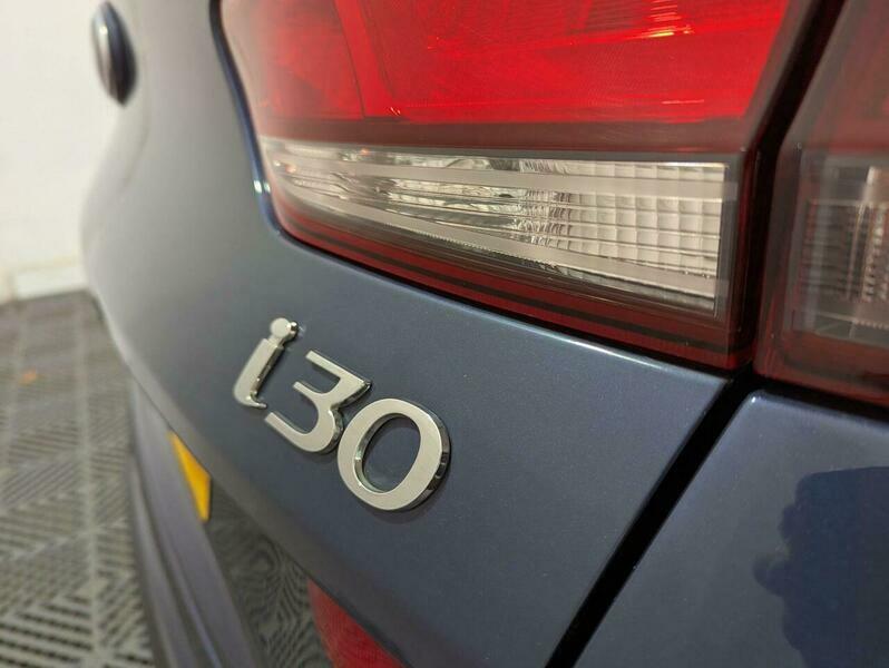 Hyundai I30 1.6 Crdi Premium 109 Bhp Red #8