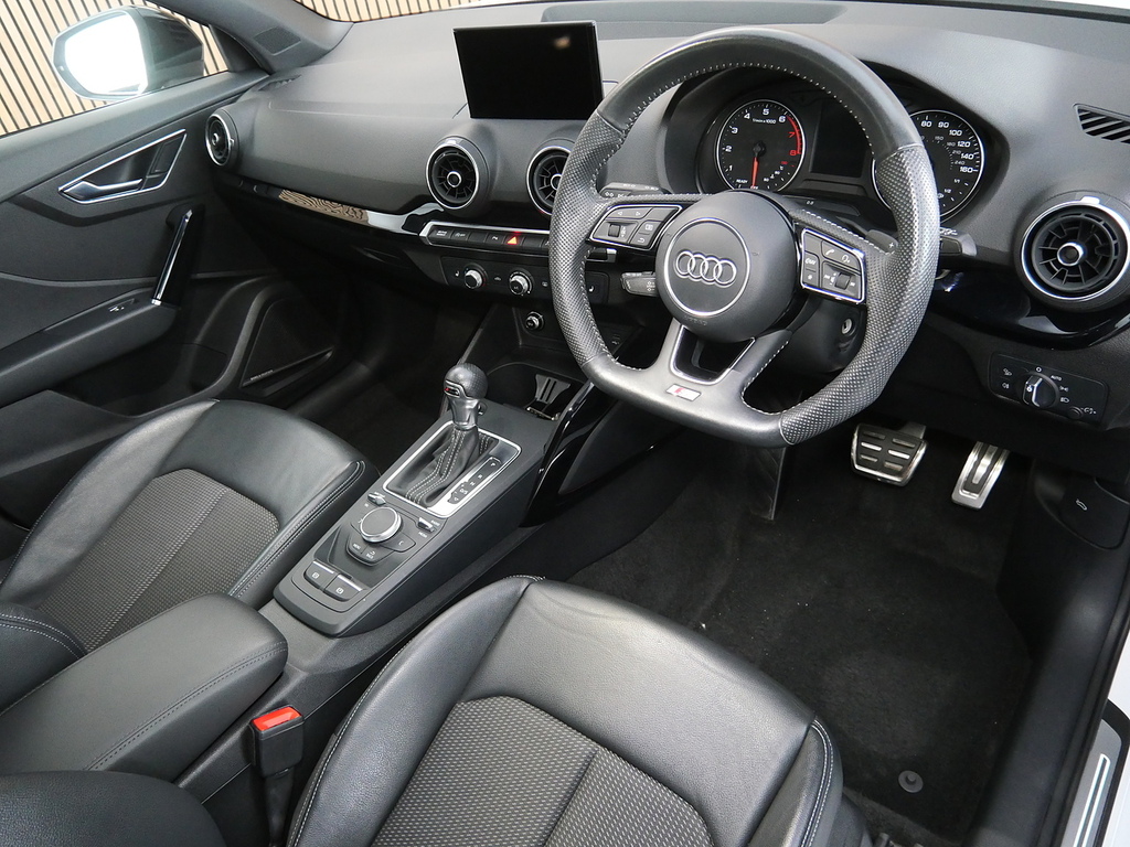 Audi Q2 1.5 Tfsi Cod 35 Black Edition Suv S Tro White #3