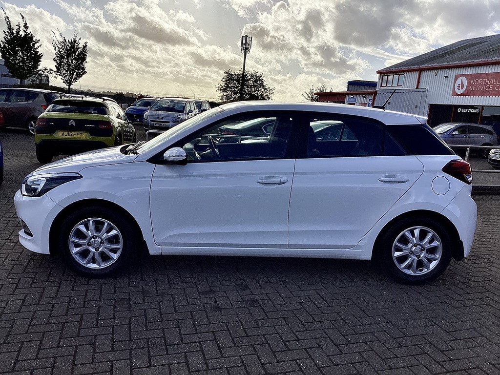 Hyundai I20 Se White #6