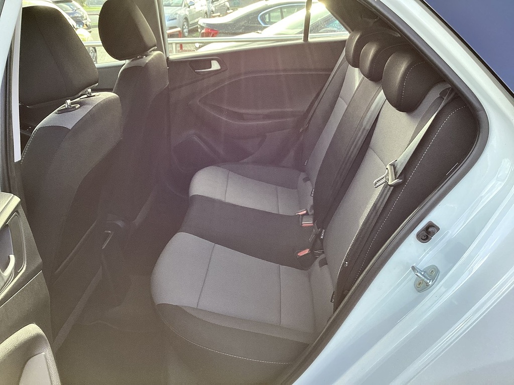 Hyundai I20 Hatchback White #13