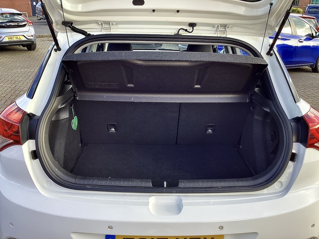 Hyundai I20 Hatchback White #10