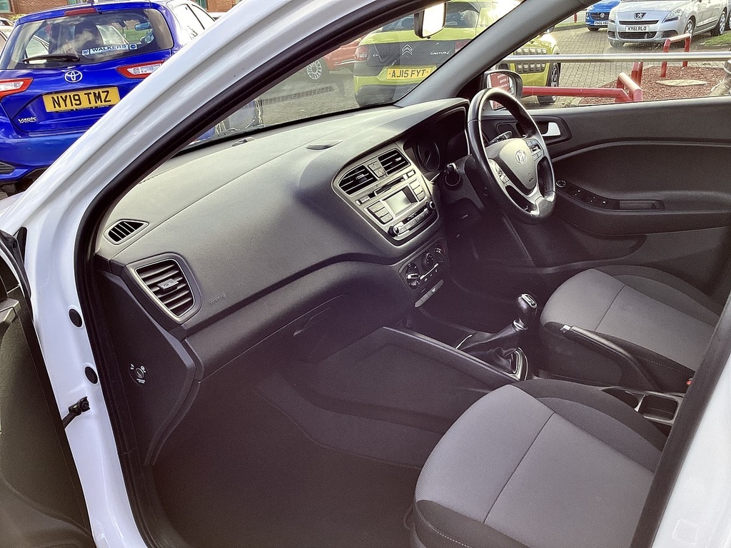 Hyundai I20 Hatchback White #12