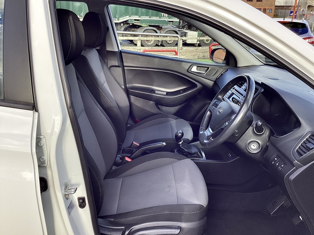 Hyundai I20 Hatchback White #15