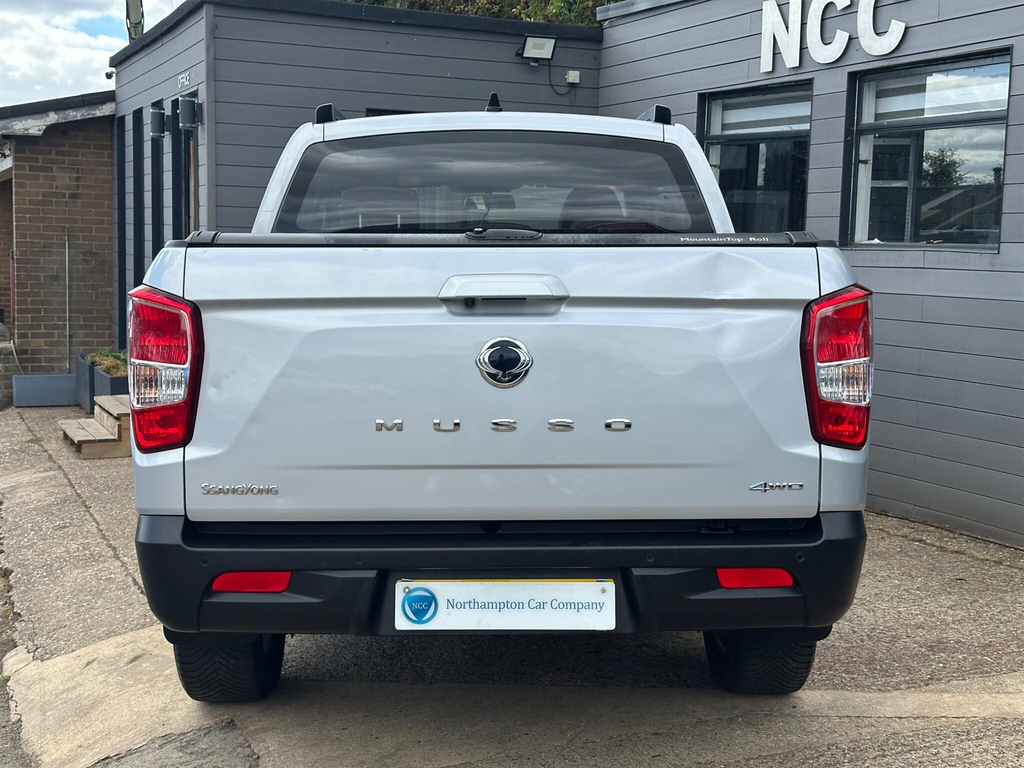 SsangYong Musso Pickup White #10