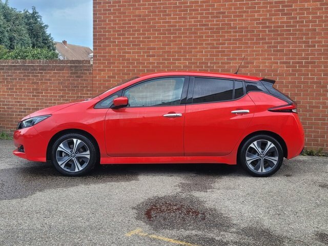 Nissan Leaf N-connecta Hatchback Red #2