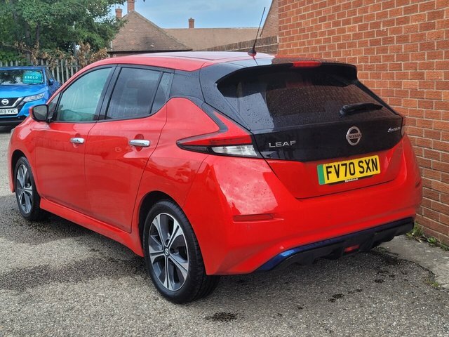 Nissan Leaf N-connecta Hatchback Red #3