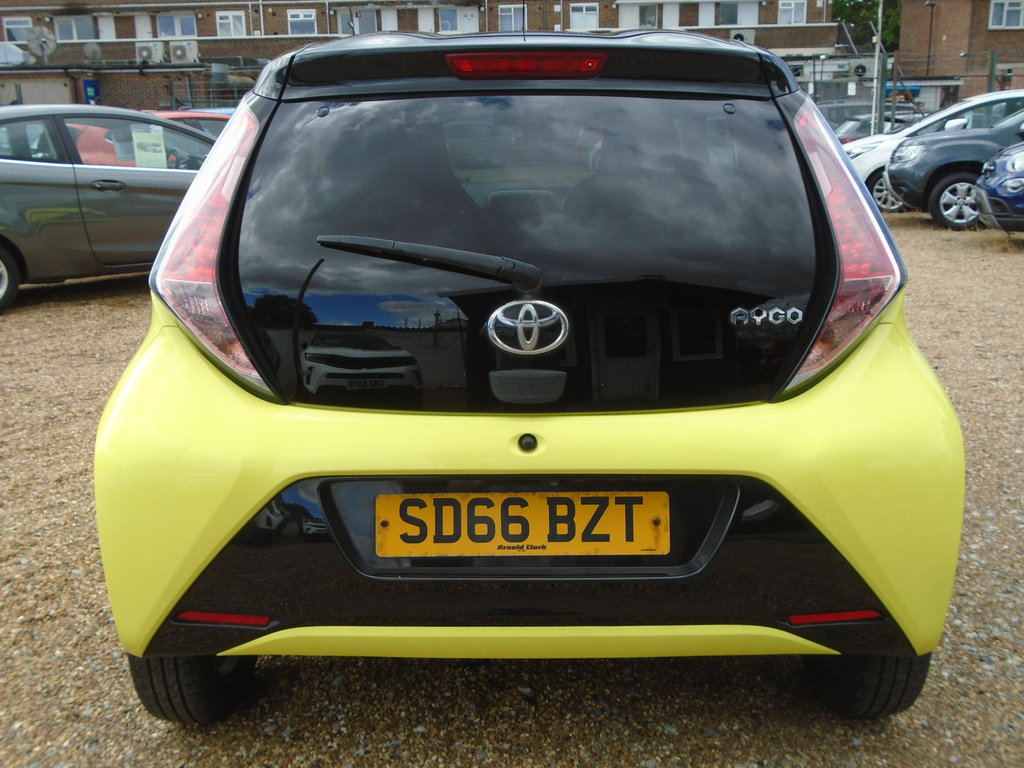 Toyota Aygo 1.0 Vvt-i X-cite 3 Yellow Bi-tone Hatchback Pe  #4