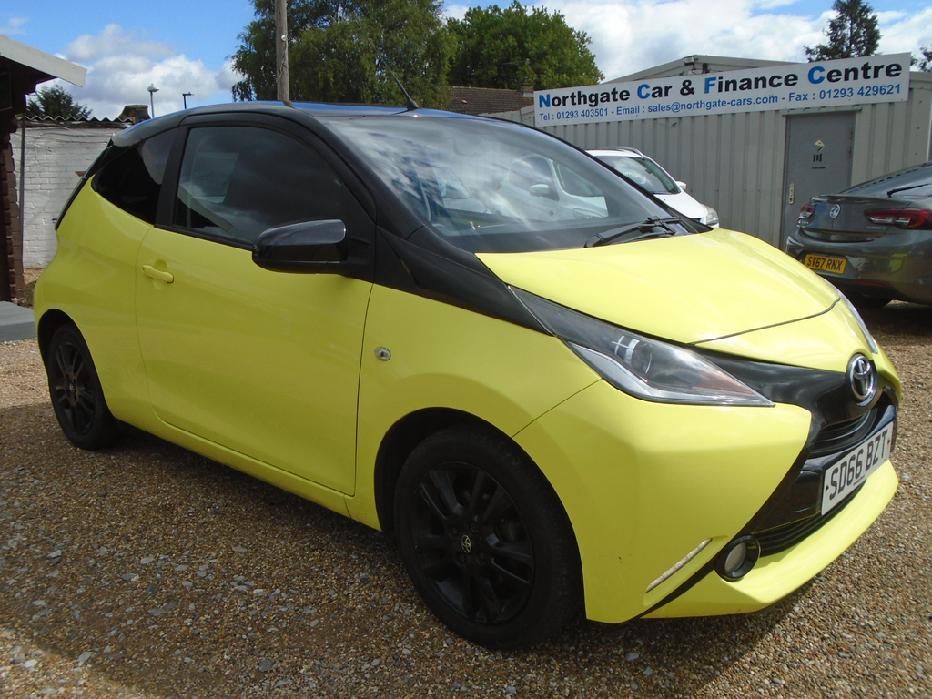 Toyota Aygo 1.0 Vvt-i X-cite 3 Yellow Bi-tone Hatchback Pe 