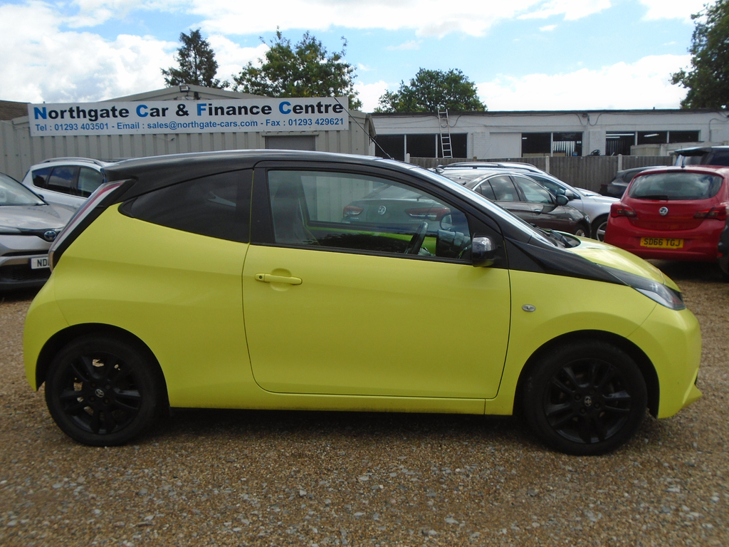 Toyota Aygo 1.0 Vvt-i X-cite 3 Yellow Bi-tone Hatchback Pe  #2