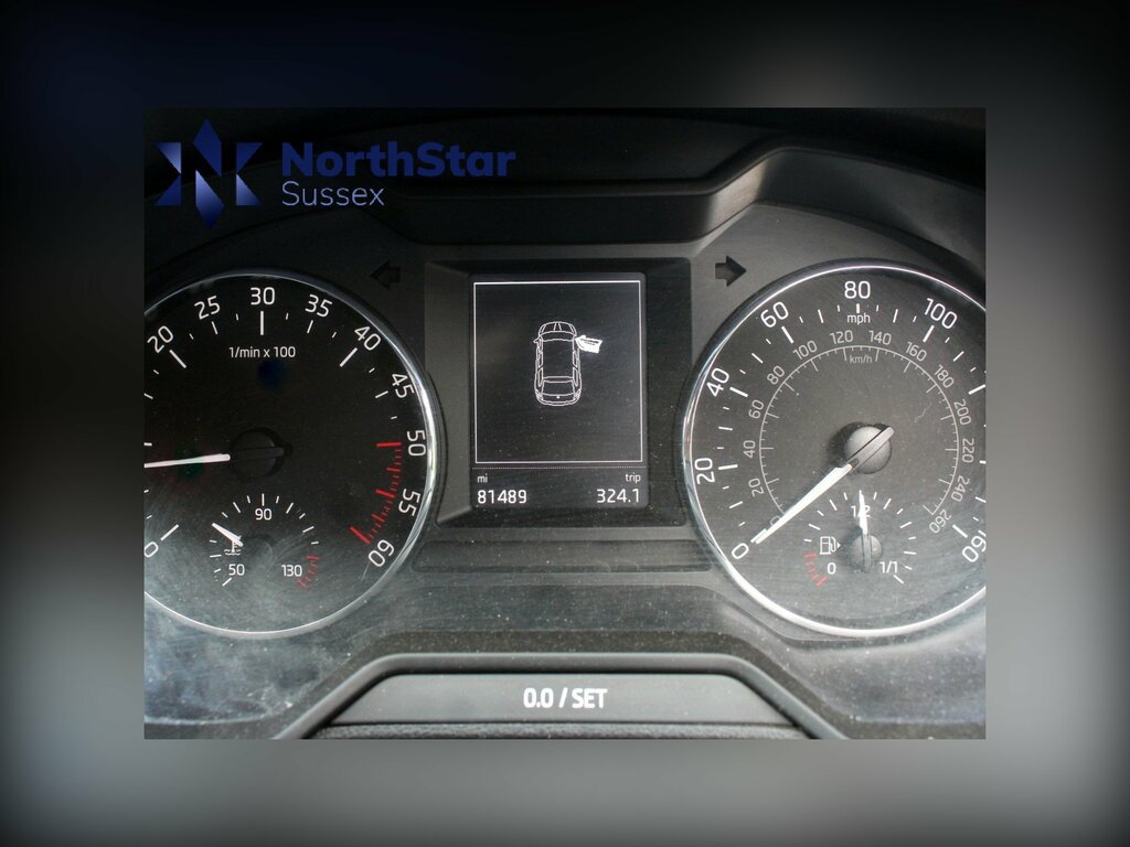 Skoda Octavia Hatchback 1.6 Tdi Elegance Dsg Euro 5 Ss 2 Silver #9