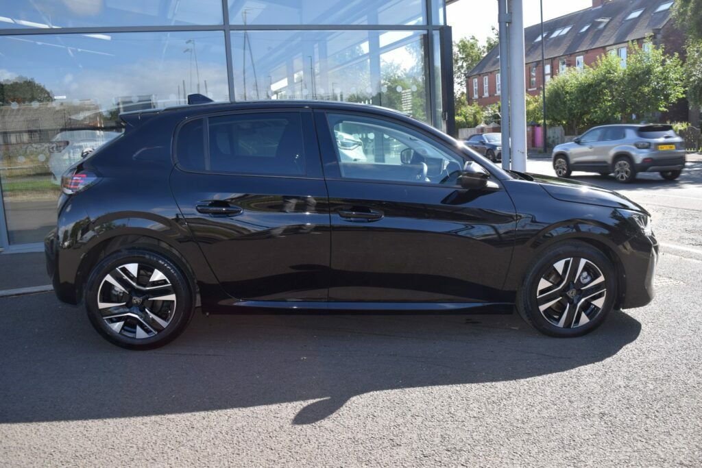Peugeot 208 1.2 Puretech Allure Black #2
