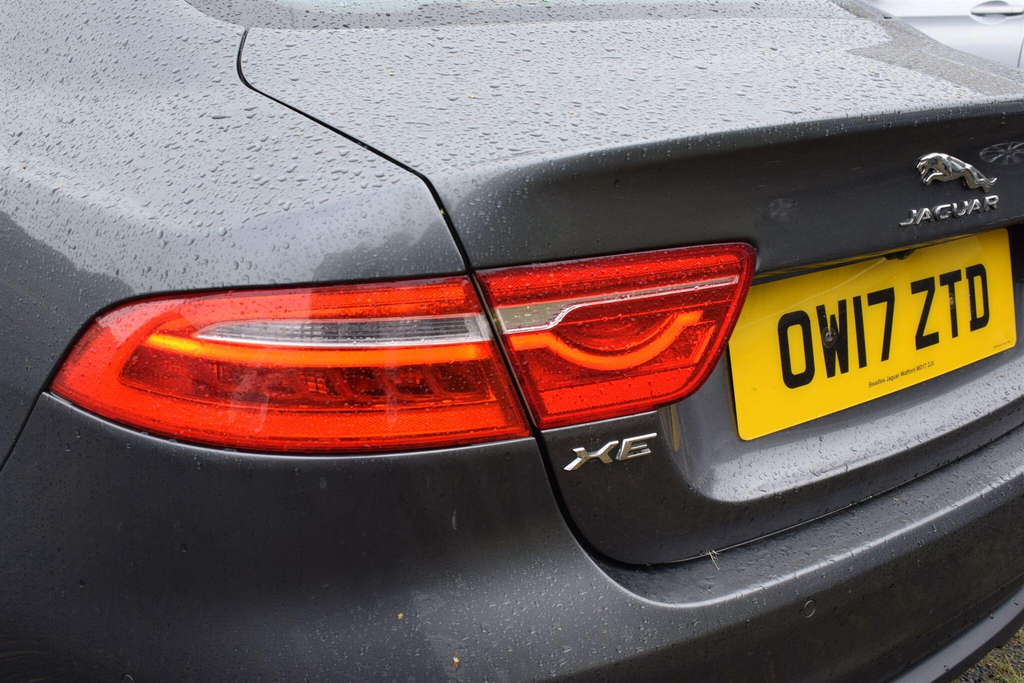 Jaguar XE 2L Portfolio White #15