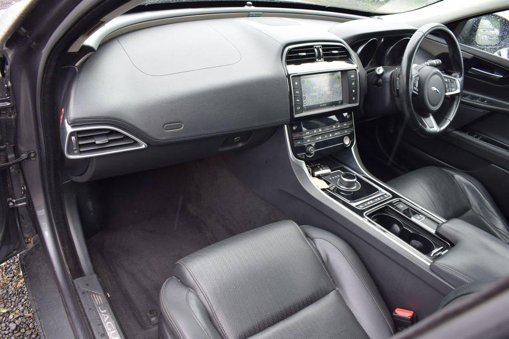 Jaguar XE 2L Portfolio White #18