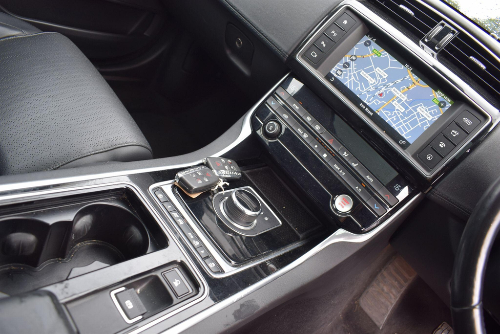 Jaguar XE 2L Portfolio White #20