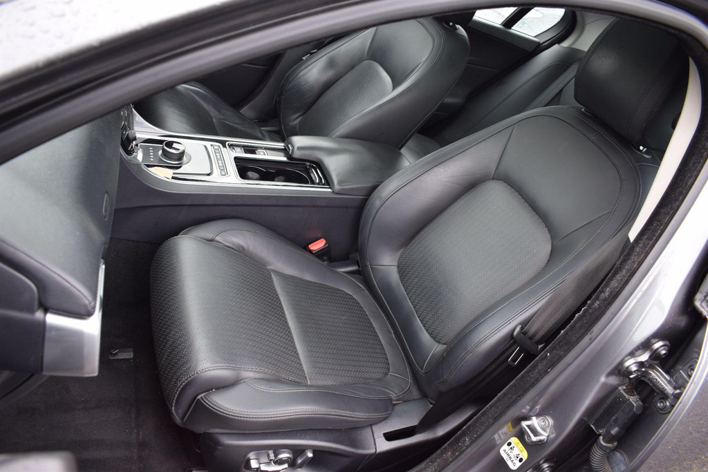 Jaguar XE 2L Portfolio White #25