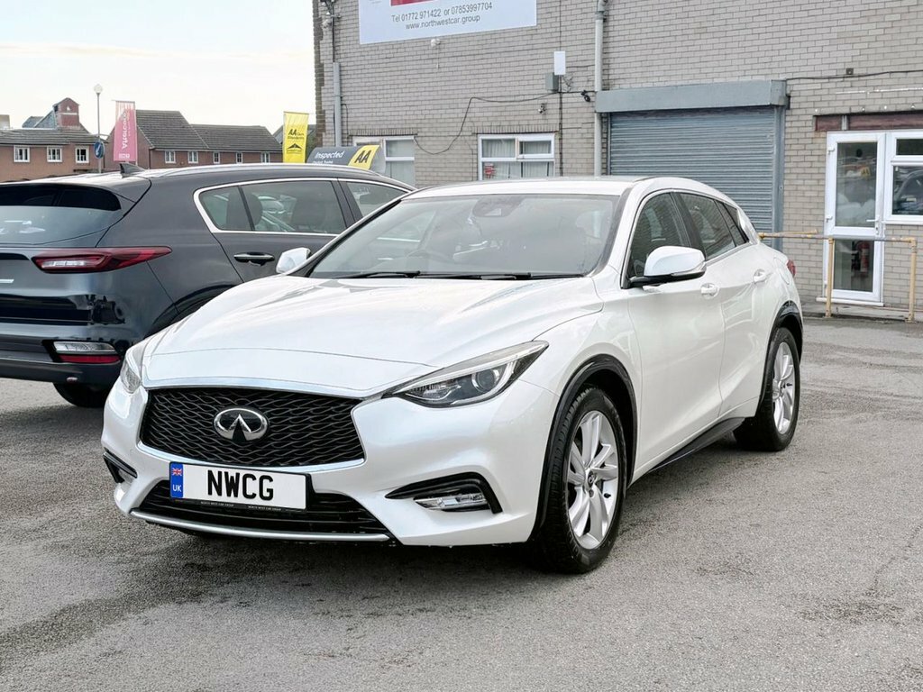 Infiniti Q30 1.5L Business Executive White #4