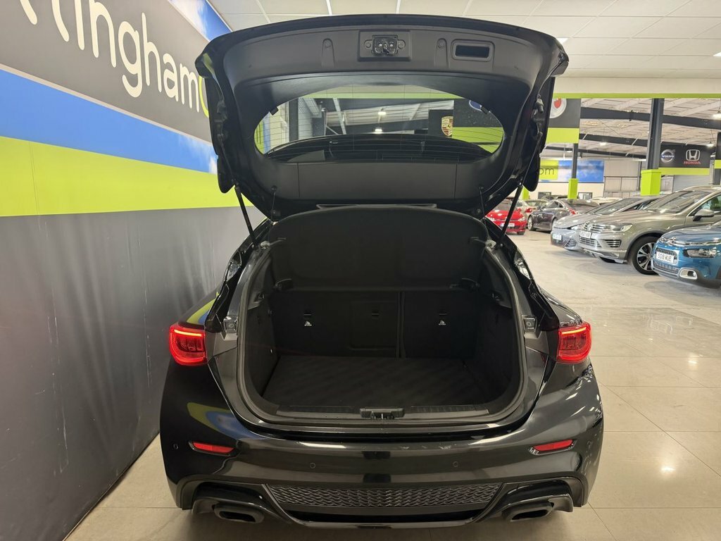 Infiniti Q30 2L Sport Black #5