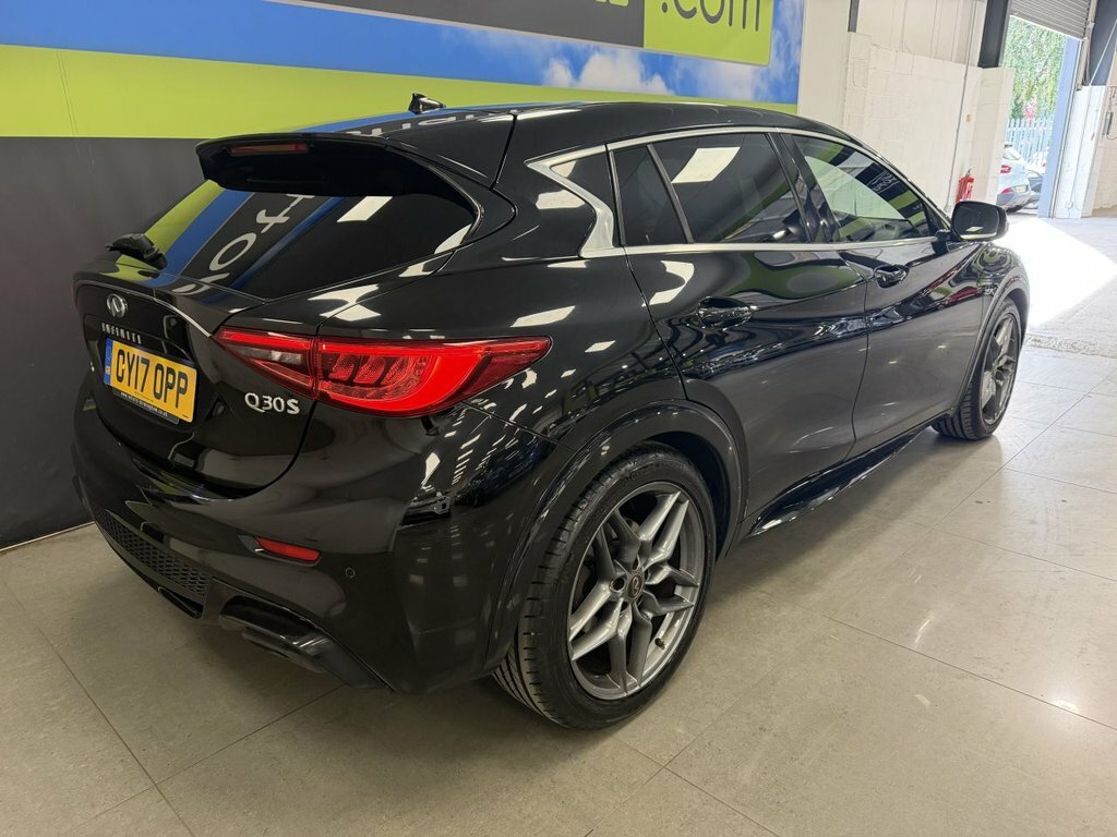 Infiniti Q30 2L Sport Black #4