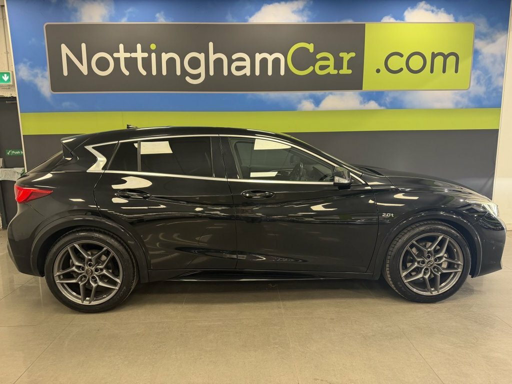 Infiniti Q30 2L Sport Black #3