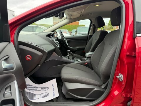 Ford Focus 1.0T Ecoboost Titanium Red