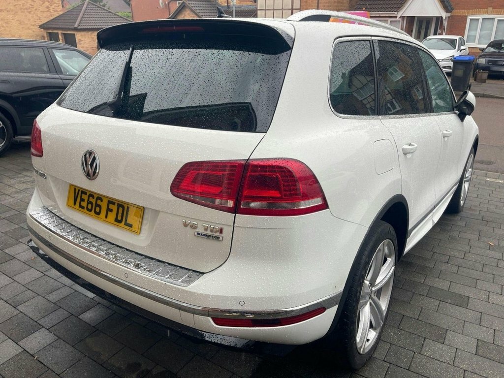 Volkswagen Touareg 3L R-line Plus White #3
