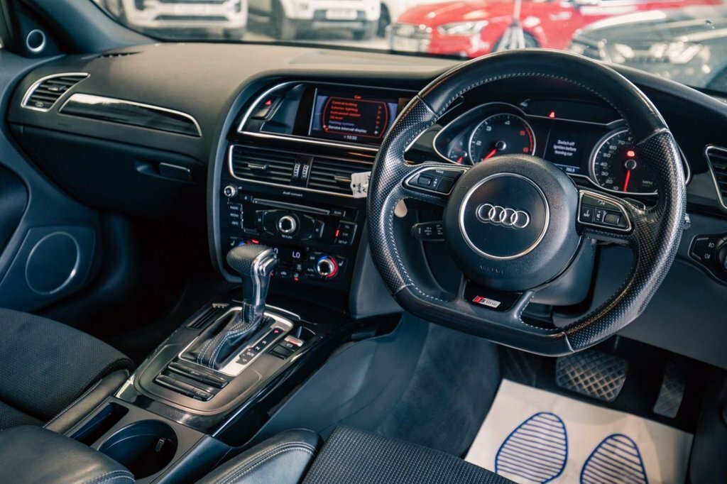 Audi A4 Avant 2L Black Edition White