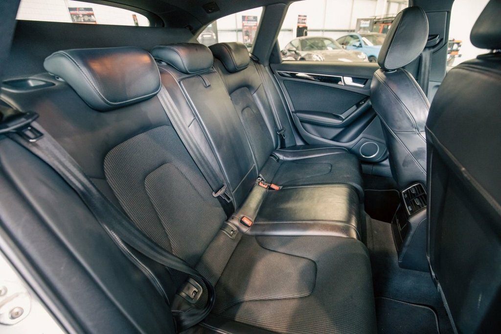 Audi A4 Avant 2L Black Edition White #6