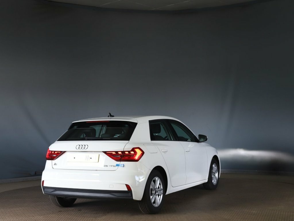 Audi A1 1L Technik White #6