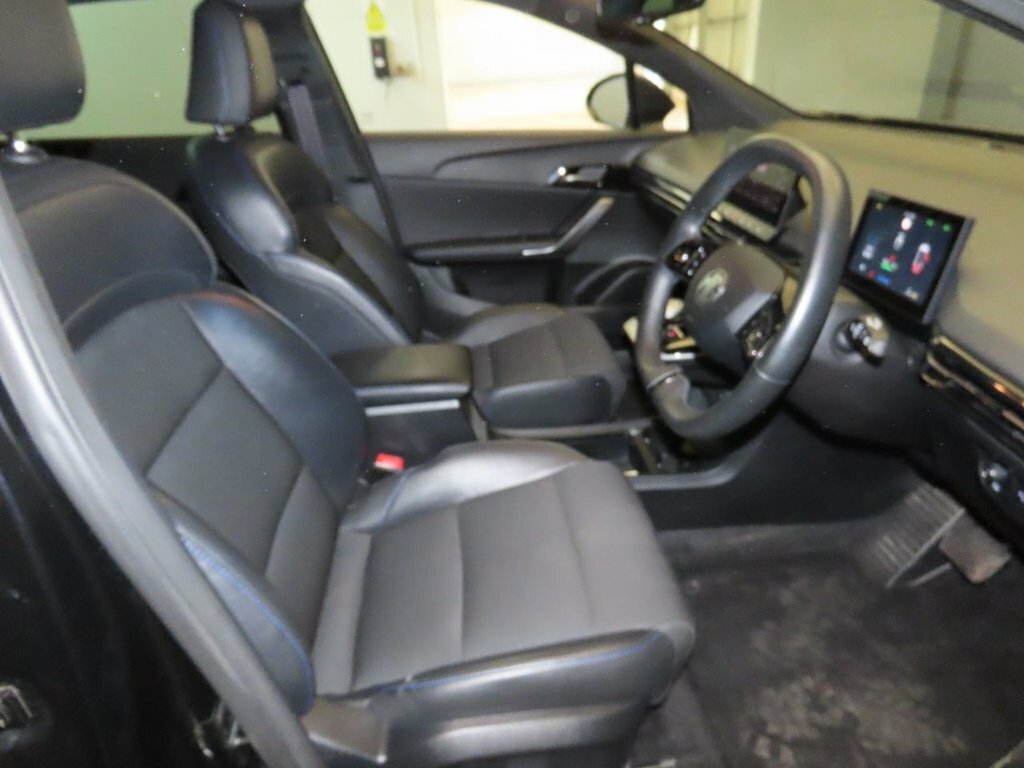 MG MG4 Hatchback Black #6
