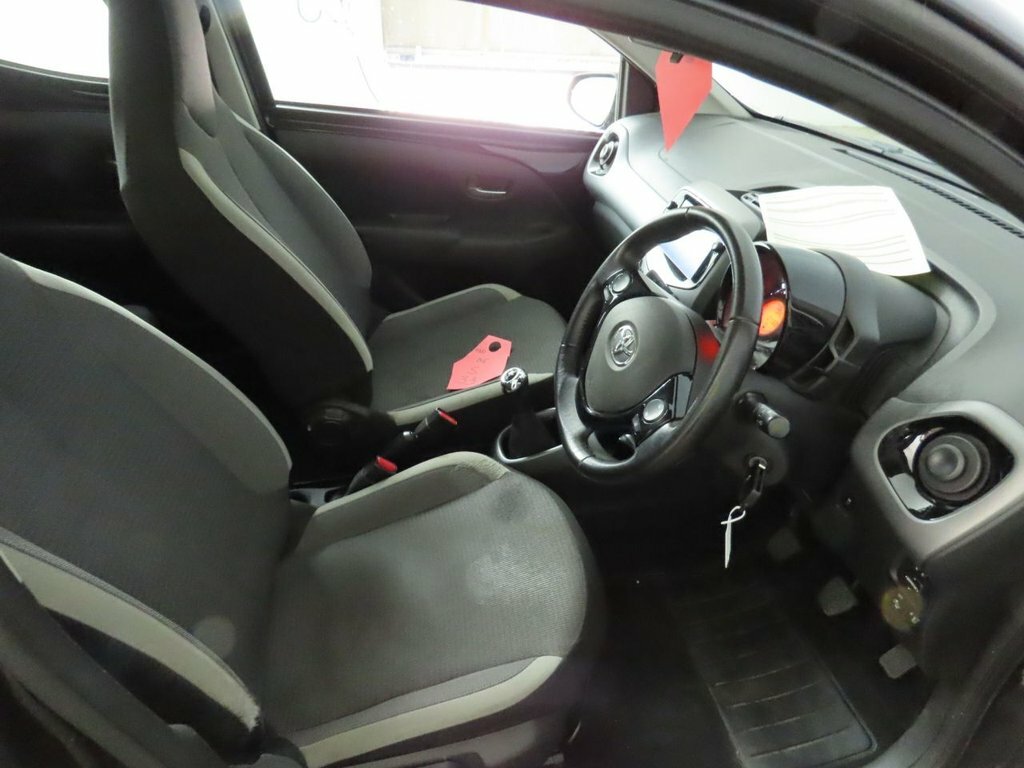 Toyota Aygo 1L X-play Black #5