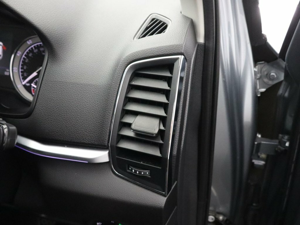 Skoda Karoq Se Tsi White #35