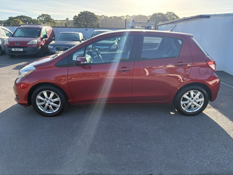Toyota Yaris Vvt-i T Spirit Red #4