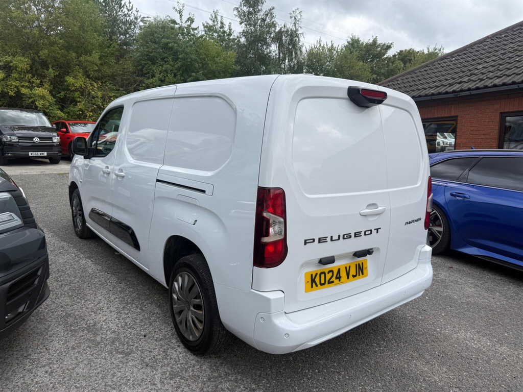 Peugeot Partner Mpv White #4