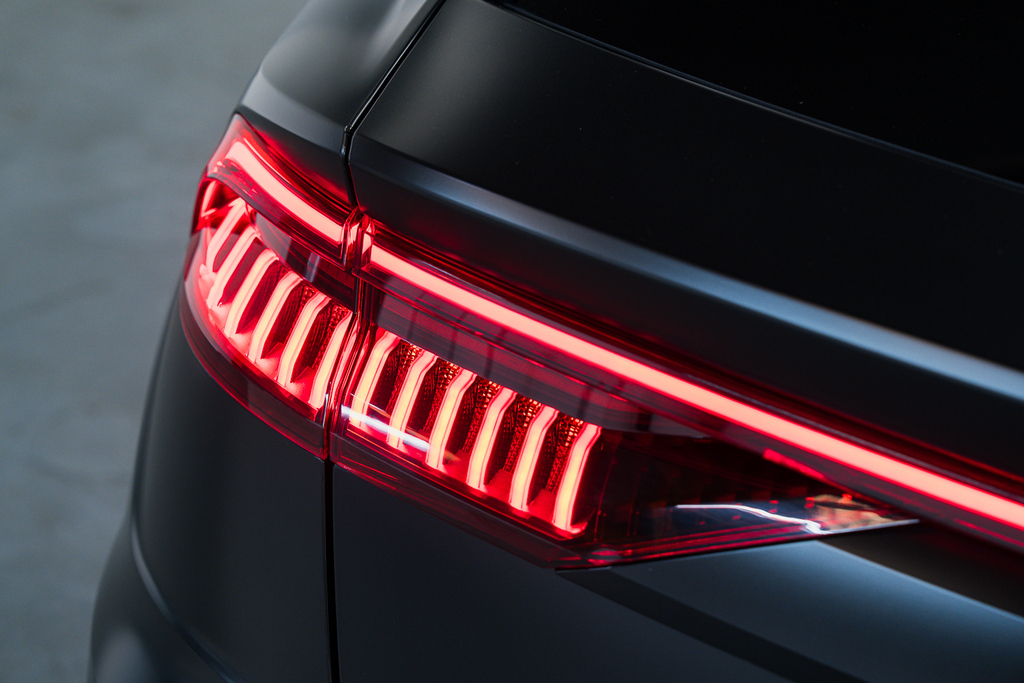 Audi SQ8 Petrol Black #16