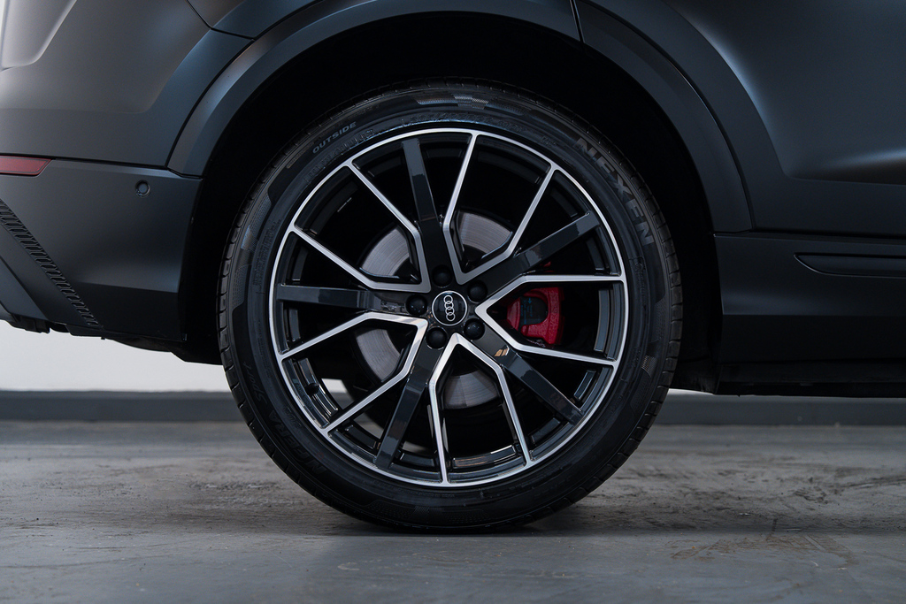 Audi SQ8 Petrol Black #32