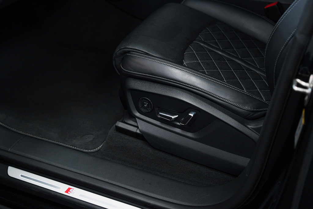 Audi SQ8 Petrol Black #56